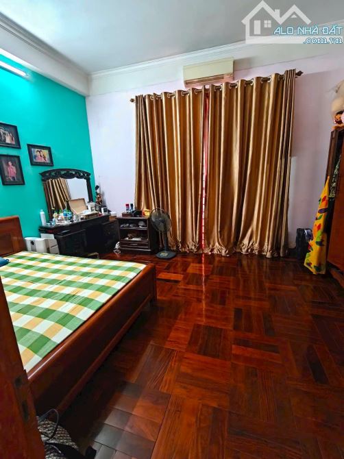 Mặt Phố Đại La, kdoanh sầm uất, phố chính vỉa hè rộng, sổ 78m2 x mtiền 5.2m. Giá 31.9 tỷ