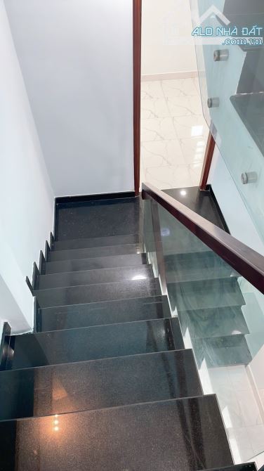 MẶT TIỀN HẺM XE HƠI - CÁCH MẠNG THÁNG 8 - QUẬN 10 - DT:42M2 - 4 TẦNG - NHỈNH 7 TỶ TL - 8