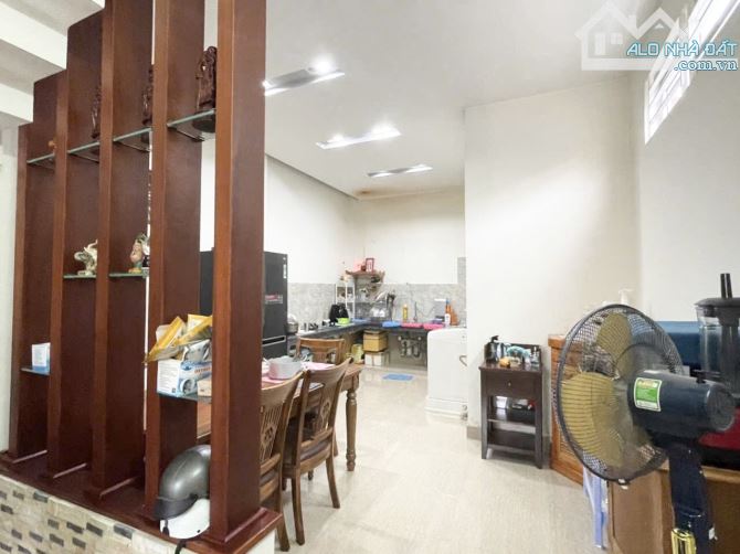 Chỉ 3,7 tỷ Bán Nhà 1 trệt 2 lầu ngay đường Cách Mạng Tháng 8 Chợ BH P Quang Vinh - 8