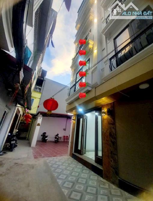 ĐẠI CÁT -BẮC TỪ LIÊM VIEW HỒ ,OTO 7 CHỖ ĐỖ CỬA 36 M 5 TẦNG 5,4 TỶ- Mt 3 , 5 m - 9