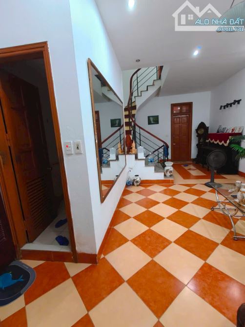 Mặt Phố Đại La, kdoanh sầm uất, phố chính vỉa hè rộng, sổ 78m2 x mtiền 5.2m. Giá 31.9 tỷ