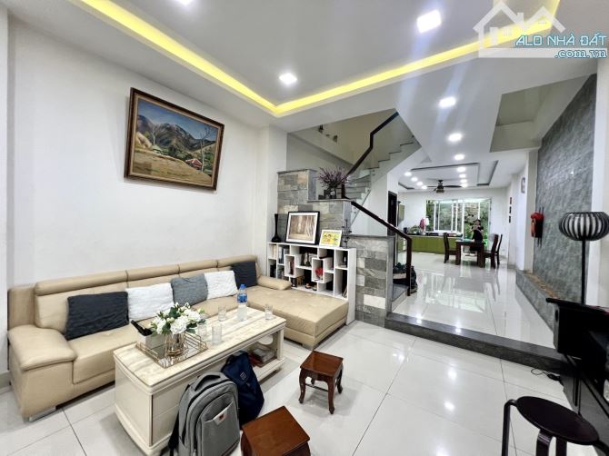 🏡BÁN NHÀ 4 TẦNG, GẦN 100m2, NGANG GẦN 5m, NGAY KHUÔNG VIỆT GIÁP QUẬN 11.