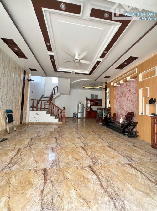 🆘Siêu hiếm- nhà 3 tầng ô tô đỗ cửa ngay sau Metro Hồng Bàng giá chỉ 3,9 tỷ