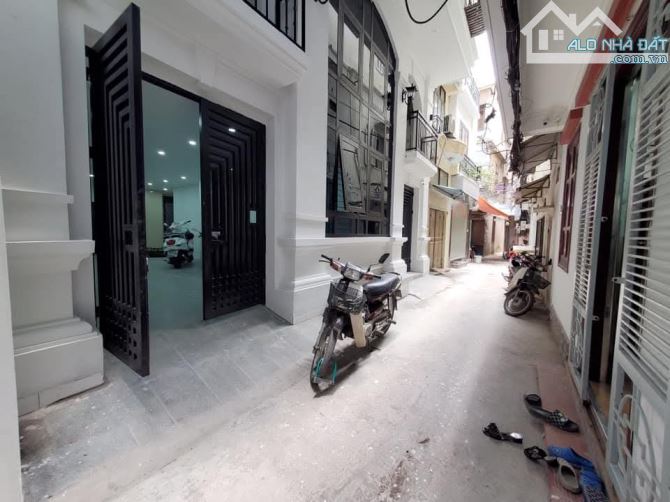 BÁN TÒA NHÀ 100m X8 TẦNG PHỐ VĂN CHƯƠ ĐỐNG ĐA - CHO THUÊ CĂN HỘ DÒNG TIỀN LỚN - GIÁ: 22.5