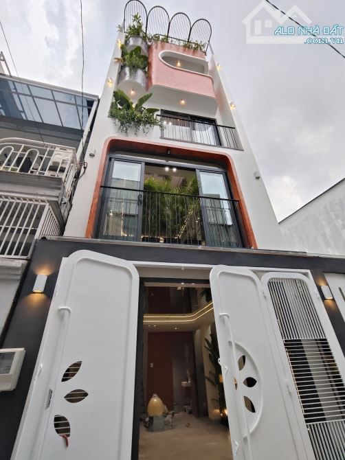 Cực hiếm! Nhà đẹp Phú Nhuận, hẻm ô tô, 4x18m, 3 lầu, gần sân bay, Ngay Nguyễn Văn Trỗi