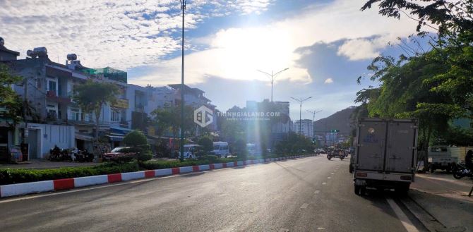 BÁN NHÀ MẶT TIỀN HUỲNH THÚC KHÁNG_ĐƯỜNG 30M_TRỤC CHÍNH_204M2 GIÁ 32 TỶ