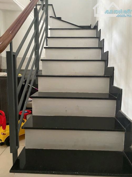 Nhà 3 tầng chính chủ tô ký hóc môn hẻm 7 m giá rẻ bao khu vực. - 2