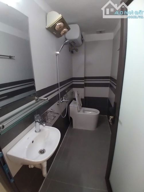BÁN NHÀ 3 TẦNG NGÕ ĐƯỜNG NGUYỄN KHUYẾN CÓ GA RA Ô TÔ - 3