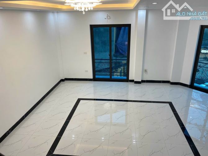 Căn Góc - Ô Tô Dừng Đỗ - Thang Máy DT 44/50m, 5 Tầng  4 PN, Giá: 10.8 Tỷ. LH: Hoàng Trung - 3