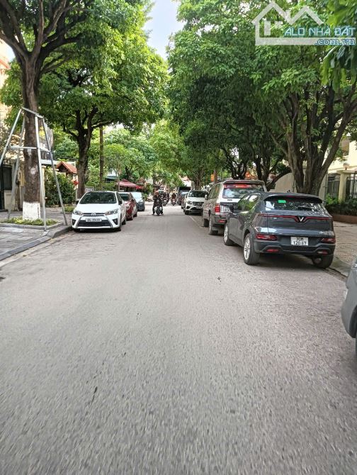 BÁN NHÀ NGUYỄN VĂN HUYÊN_ CẦU GIẤY _ PHÂN LÔ _ VỈA HÈ _ Ô TÔ TRÁNH _ KINH DOANH. GIÁ 20 TỶ - 3