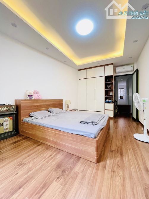 Bán nhà tặng nội thất xịn, mặt ngõ 3 gác, gần oto đỗ, ngõ thông, DT 43m2, Giá bán 8.6 tỷ - 6