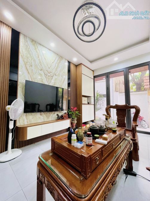 Bán nhà tặng nội thất xịn, mặt ngõ 3 gác, gần oto đỗ, ngõ thông, DT 43m2, Giá bán 8.6 tỷ - 7