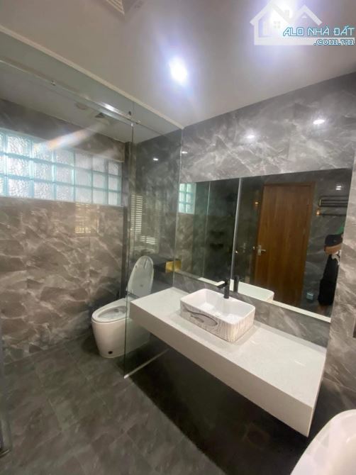 BÁN NHÀ PHÂN LÔ NGUYỄN PHÚC LAI - HOÀNG CẦU 64m X7 TẦNG THANG MÁY - GIÁ: 22 TỶ - 7