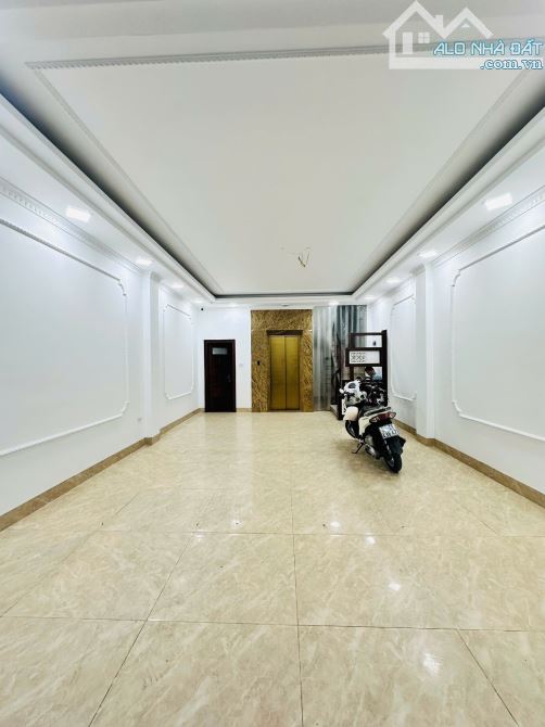 Nhà đẹp ở luôn Lạc Long Quân Cầu Giấy. Sổ vuông 50m, 7 tầng MT5m Giá 21 tỷ Ngõ thông ô tô