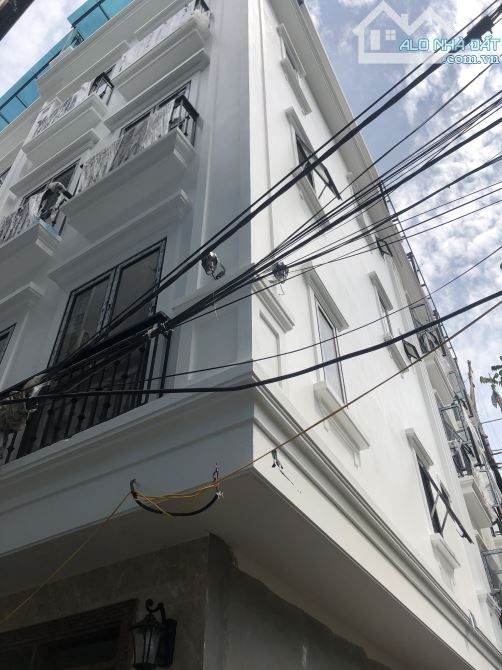 Nhà Hậu Ái 43m2 lô góc thoáng sáng mặt tiền 4m nở hậu 20m ô tô đỗ gần ủy ban giá 4 tỷ 95