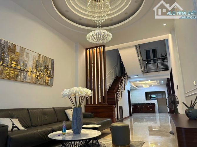 Bán nhà 3 tầng đẹp, nội thất cao cấp, DT: 5.1m X 28m DTCN 145m, cách mặt tiền 20m