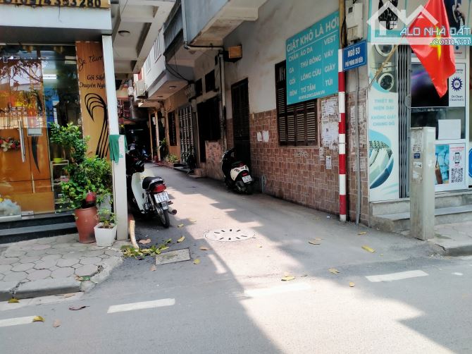Mặt phố  Phùng Chí Kiên DT 50m giá chào 16,5tỷ.