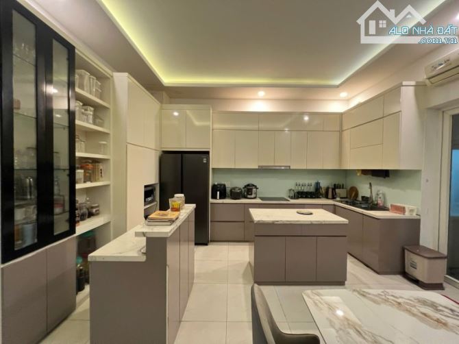 Gấp bán nhà Thủ Đức, gần Mặt phố Hoàng Diệu 2, dt 260m2, giá 10 tỷ.