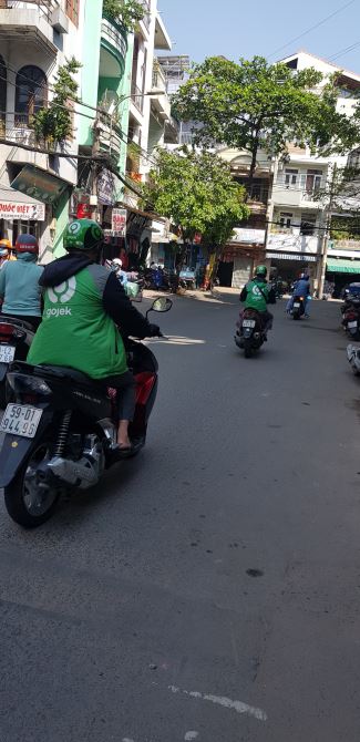 Bán nhà MT  đối diện chợ Hoàng Hoa Thám, dt 4 x 12m, lửng 3 lầu, sầm uất