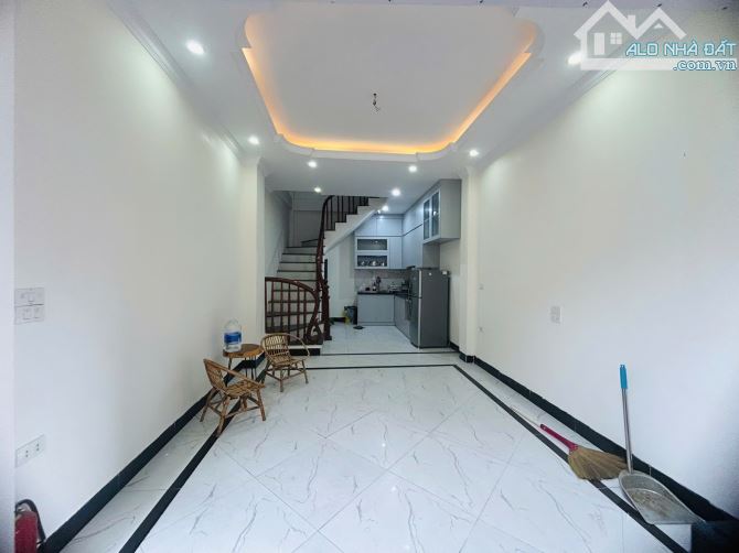 Cho thuê nhà 5 tầng Kim Chung, Hoài Đức. Nội thất đầy đủ 100% cạnh chợ Lai Xá. Ngõ xe 5 tạ