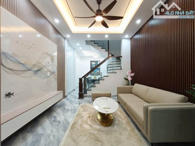 Chúa tể nhà đẹp! Siêu phẩm Chùa Láng 45m2, 2 mặt tiền, full NT như KS, ngõ rộng