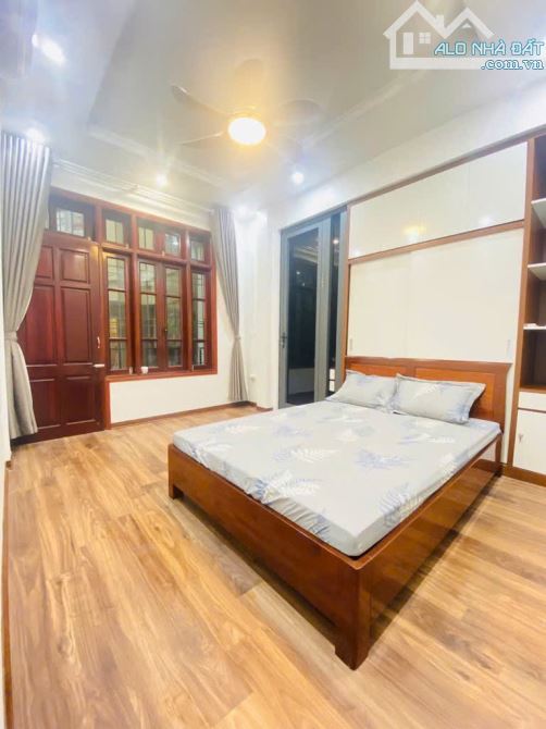 BÁN NHÀ CẦU GIẤY - NHÀ ĐẸP GẦN PHỐ - 20M RA Ô TÔ - VỊ TRÍ HIẾM - DT 33M2, 5 TẦNG, CHỈ 8T