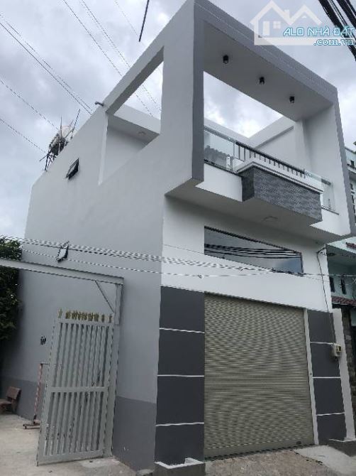 Nhà mới. 5x15 ngay Nguyễn Văn Quá. 3 tầng.  Hẻm o tô ngủ trong nhà. Giá hơn 4 tỷ