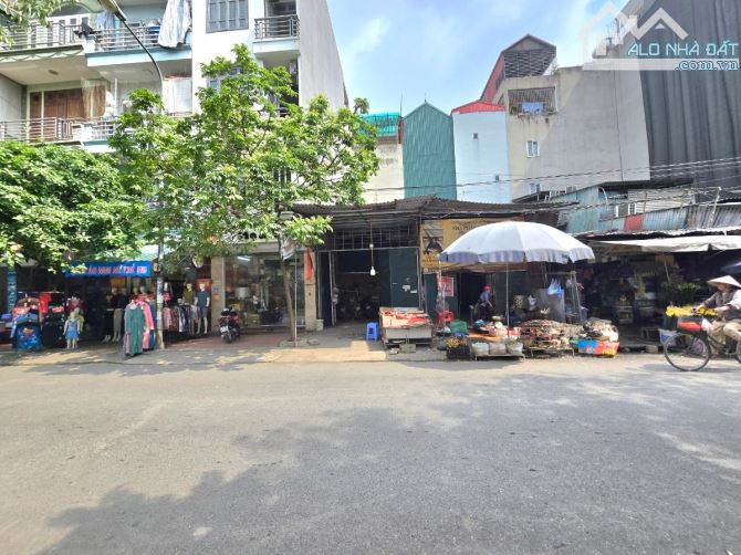 BÁN ĐẤT TẶNG NHÀ CẤP 4 MẶT CHỢ NGÔ THỊ NHẬM-KINH DOANH ĐỈNH,DT 48 M.