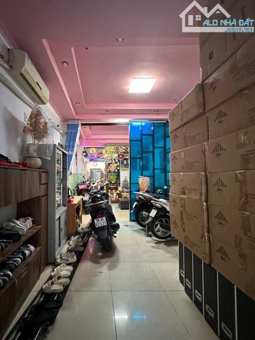 NGỘP BANK NGUYỄN TRÃI -P.8-Q.5 - DT: 4.2X16.2=68M2, 3 TẦNG + THANG MÁY- CHỈ 16 TỶ 9