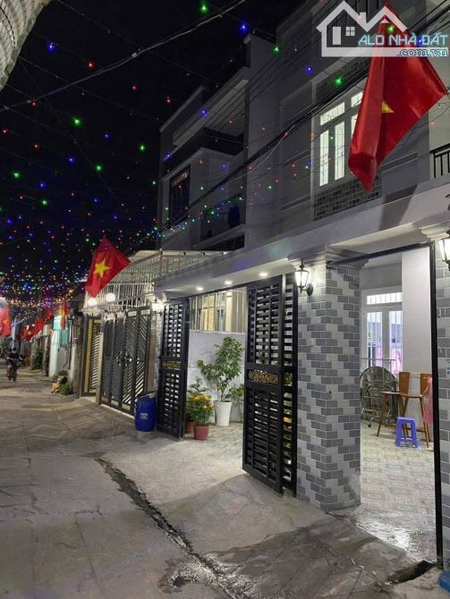 Nhà đẹp ngang 6.3m gần phạm hữu lầu dĩ an, 3 phòng ngủ, có phòng ngủ tầng trệt, sổ riêng