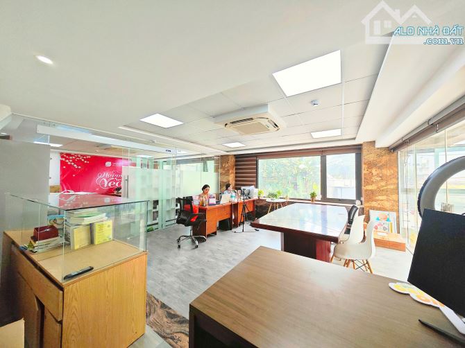 Cho thuê văn phòng Vương Thừa Vũ 100m2 17tr lô góc ban công view cực chill FREE dịch vụ