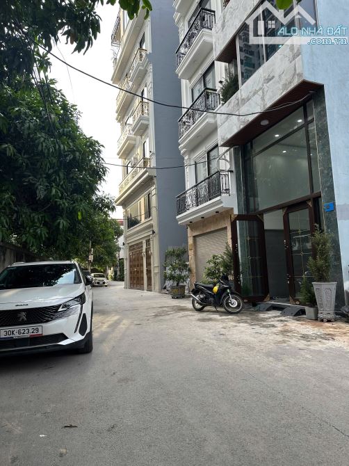 Nhà đẹp nội thất cao cấp đường ô tô tránh ngõ Phố Phúc Lợi DT 45m2 . Giá 13.8 tỷ - 10