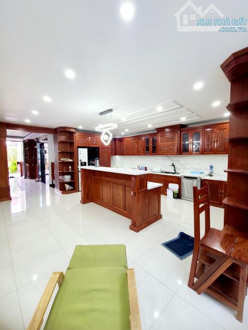 SIÊU PHẨM - 6 TẦNG - HẦM - THANG MÁY - DT 202M2 - NGANG 6M - NH 9M - ĐƯỜNG 10M - SAT TÊN L - 1