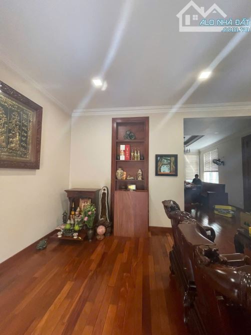 Bán biệt thự mặt tiền đường Nguyễn Thành Ý Quận 1. DT 12.5x19m (3 tầng) giá 130 tỷ - 1