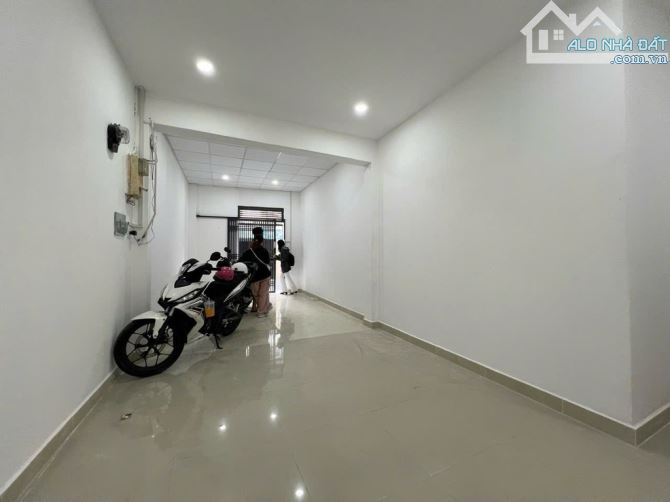 Bán nhà gần Khánh Hội, Quận 4, hẻm xe hơi, 3 tầng, 105 m2,  ngang 6.6m, nhích 10 tỷ. - 1