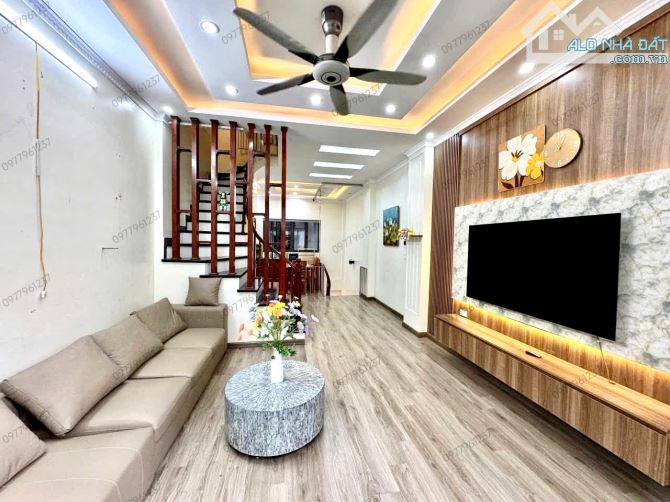 CỰC HIẾM NHÀ HOÀNG QUỐC VIỆT 40m2 × MT 3,8m - NHỈNH 16 TỶ. HAI THOÁNG + GARA Ô TÔ - 1