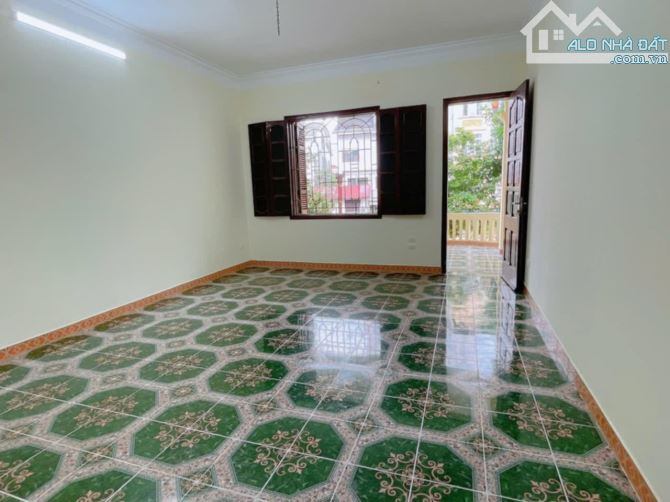 Nhà đẹp  Hoàng Quốc Việt  DT 100  m2 x 4 tầng, mt  5.2 m-Giá 31 tỷ - 1