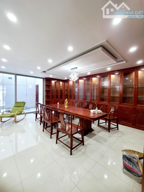 SIÊU PHẨM - 6 TẦNG - HẦM - THANG MÁY - DT 202M2 - NGANG 6M - NH 9M - ĐƯỜNG 10M - SAT TÊN L - 2
