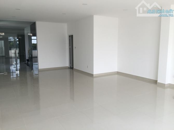 Bán nhà MT  đối diện chợ Hoàng Hoa Thám, dt 4 x 12m, lửng 3 lầu, sầm uất - 2