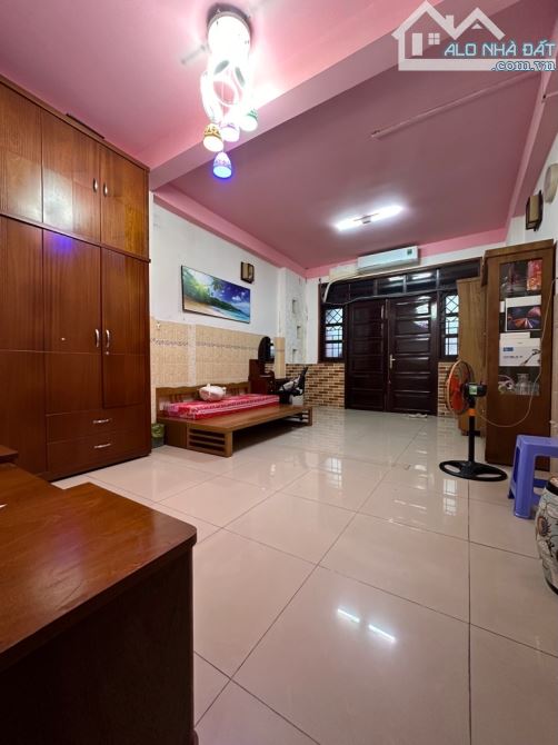 NGỘP BANK NGUYỄN TRÃI -P.8-Q.5 - DT: 4.2X16.2=68M2, 3 TẦNG + THANG MÁY- CHỈ 16 TỶ 9 - 2