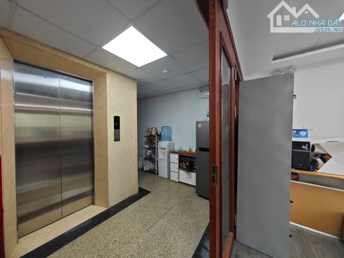 Cho thuê văn phòng Vương Thừa Vũ 100m2 17tr lô góc ban công view cực chill FREE dịch vụ - 2