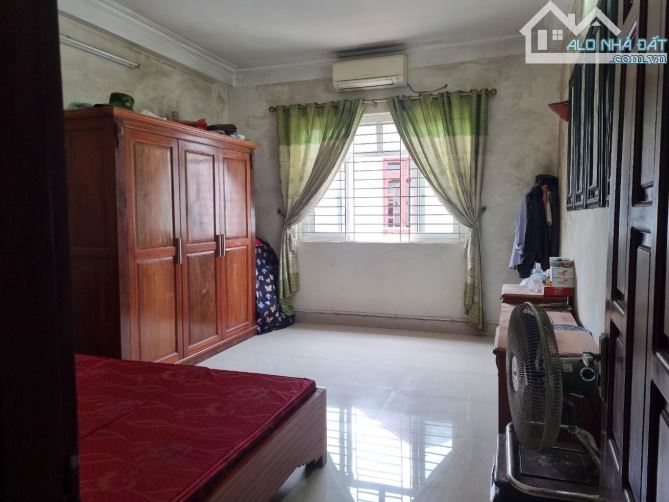 Nhà dân xây - 4 tầng full nội thất - Ngõ ô tô thông - Cách chợ Phúc Đồng 25m - Nhỉnh 9 tỷ - 3