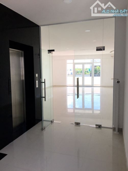 Bán nhà MT  đối diện chợ Hoàng Hoa Thám, dt 4 x 12m, lửng 3 lầu, sầm uất - 3