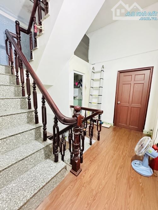 Kẹt tiền giảm 1Tỷ3. Chỉ còn 9,2Tỷ. 3 tầng. Oto để nhà. 4,6x14. Gần Hàng Xanh - 5