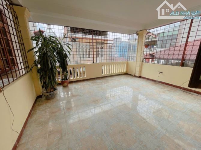 Nhà đẹp  Hoàng Quốc Việt  DT 100  m2 x 4 tầng, mt  5.2 m-Giá 31 tỷ - 5