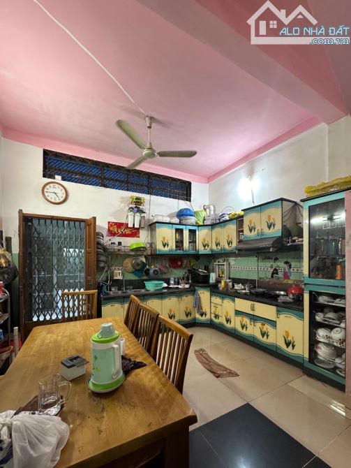 NGỘP BANK NGUYỄN TRÃI -P.8-Q.5 - DT: 4.2X16.2=68M2, 3 TẦNG + THANG MÁY- CHỈ 16 TỶ 9 - 6