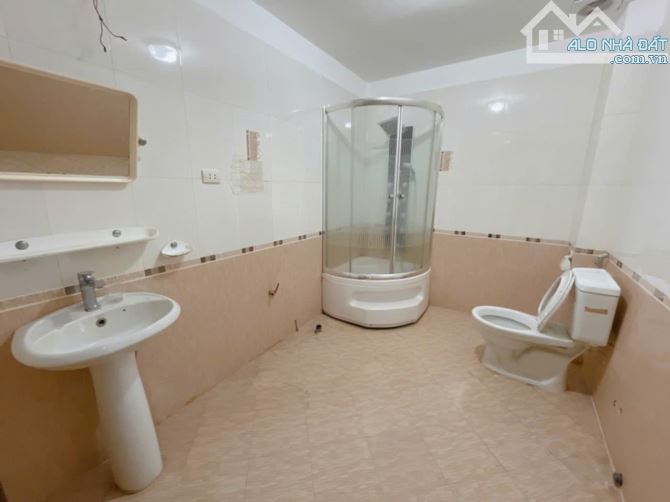 Nhà đẹp  Hoàng Quốc Việt  DT 100  m2 x 4 tầng, mt  5.2 m-Giá 31 tỷ - 6