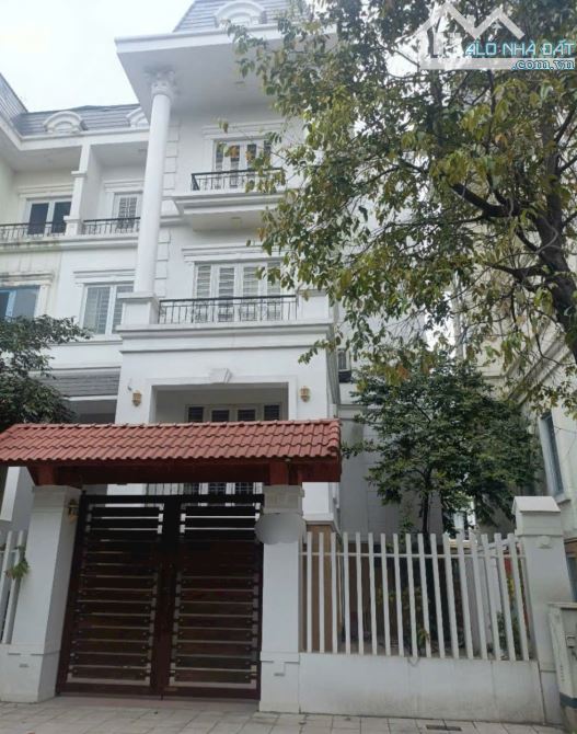 Bán gấp nhà  mặt tiền Trạm Trô- 145 m 5 tầng thang máy. Nội thất đầy đủ.  Gần ô tô vào nhà