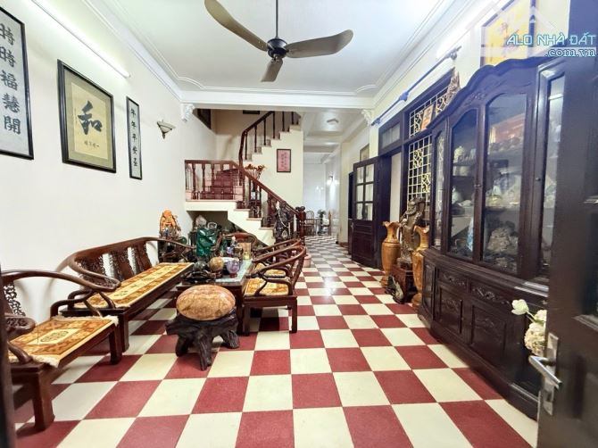 (HIẾM) Bán Nhà Hoàng Cầu, OTO TRÁNH, 125m2, 3 tầng, mt 8m, giá 43 tỷ