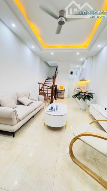 Trung Tâm Cầu Giấy- 33M x 5 Tầng- 7.35 Tỷ - Nhà Dân Xây - Ngõ Nông